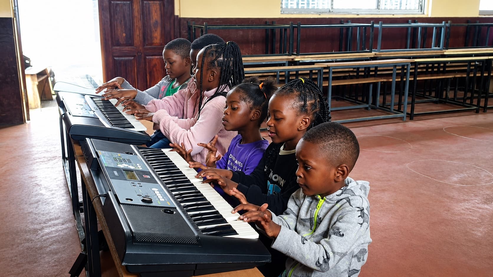 Des enfants découvrent le piano