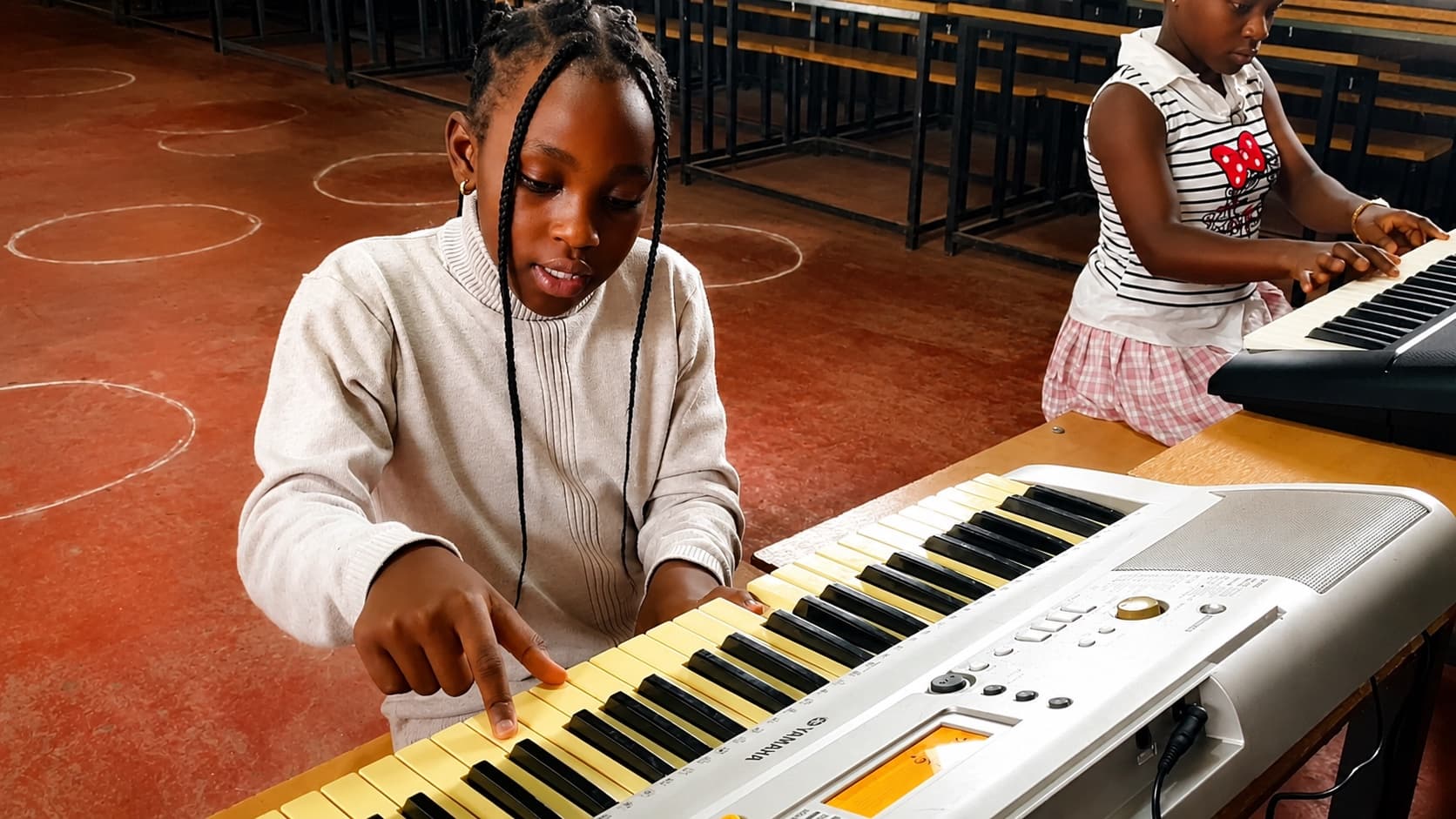 Les élèves mettent en pratique le piano appris