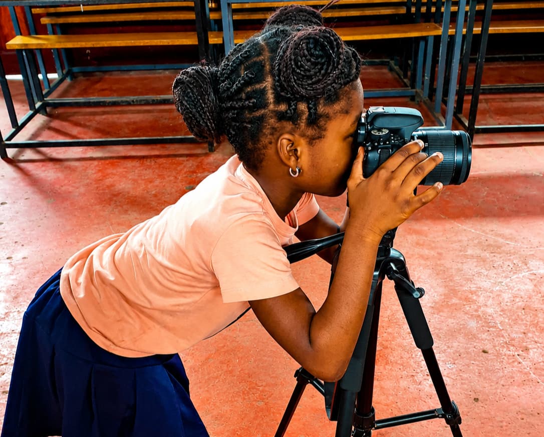 Un élève apprend à prendre une photographie