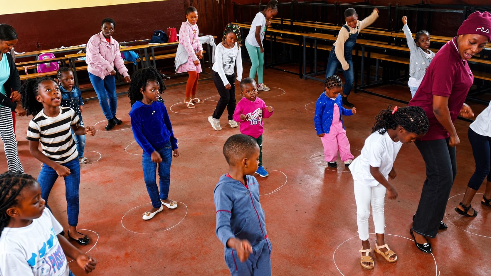 Les élèves apprennent des pas de danse afro
